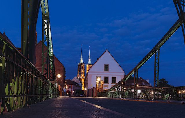 Jakie ciekawe miejsca można odwiedzić w pobliżu Wrocławia –