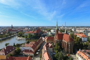 Jak Wrocław przetrwał II wojnę światową i jakie zniszczenia wówczas dotknęły miasto.