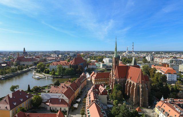 Jak Wrocław przetrwał II wojnę światową i jakie zniszczenia wówczas dotknęły miasto.