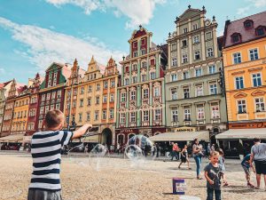 krasnale sukiennice ratusz i rynek we Wrocławiu