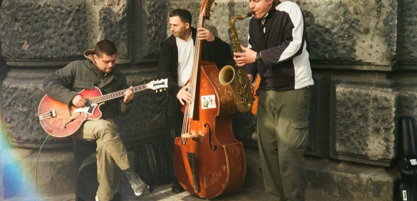 muztcy jazzowi występujący na ulicy