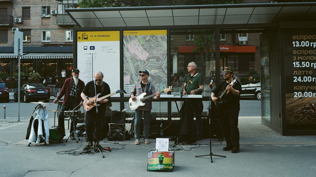 zespół uliczny grający obok przystanku